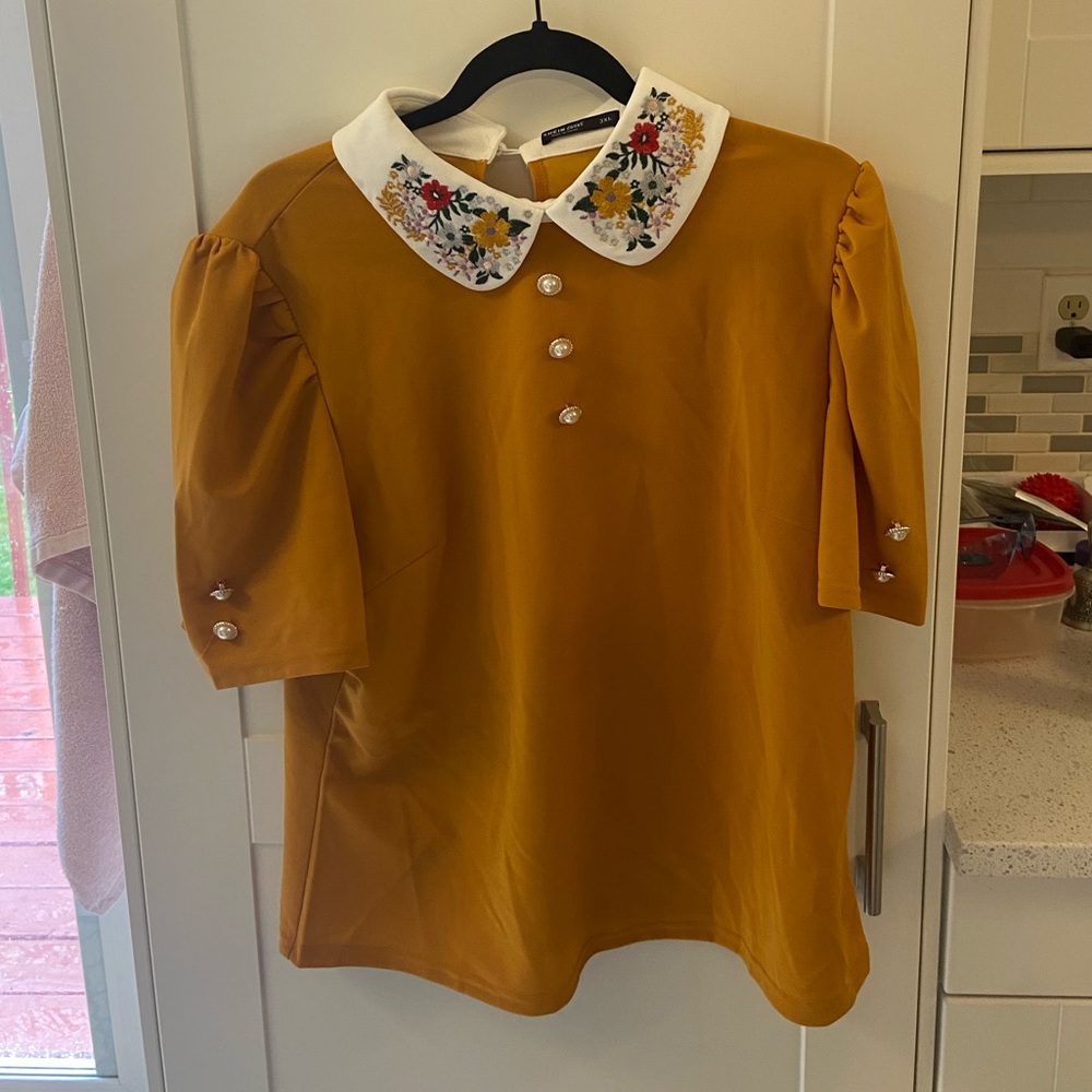 Women’s collared embroidered floral detail top